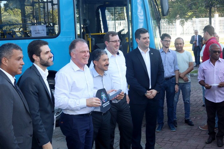 Governador Renato Casagrande faz entrega simbólica da chave dos novos ônibus