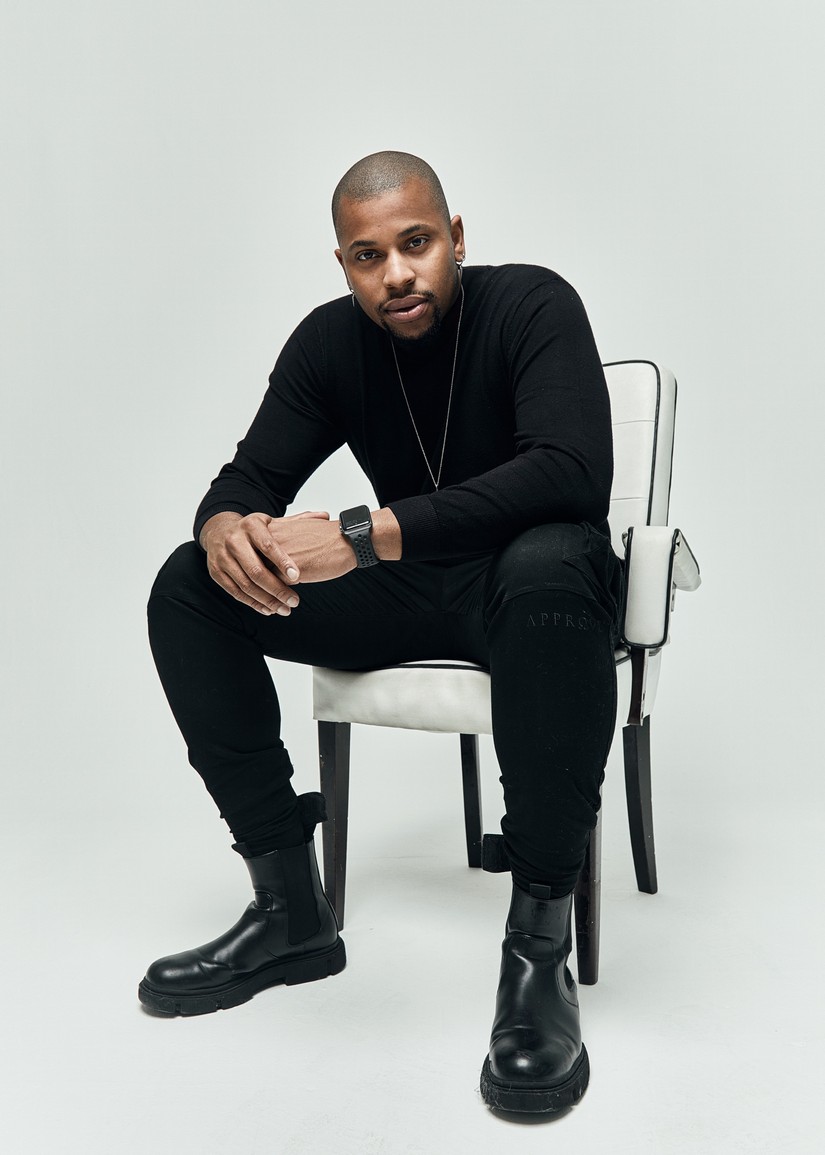 Erick Jordan, ex-backing vocal de Thiaguinho, segue carreira solo