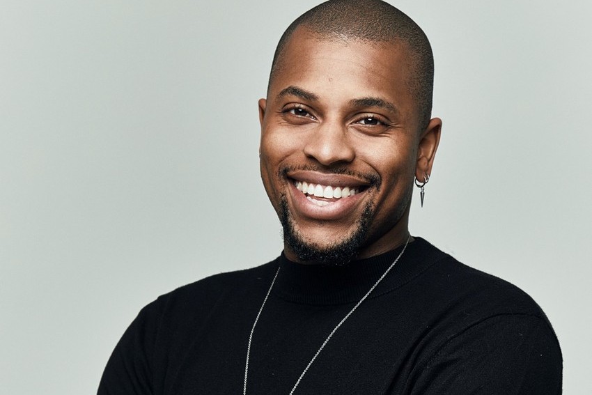 Erick Jordan, ex-backing vocal de Thiaguinho, segue carreira solo