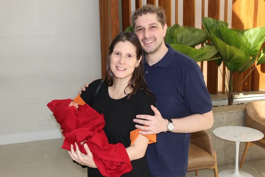 Evelyn Montesano e Rodrigo Hartz deixam a maternidade com Donatella