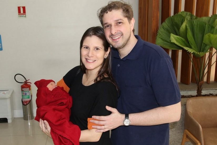 Evelyn Montesano e Rodrigo Hartz deixam a maternidade com Donatella