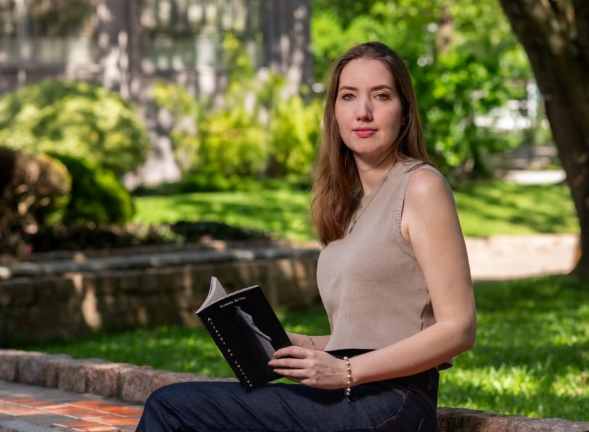 Fernanda Mellvee, autora finalista do Prêmio Kindle, lança romance sobre viagem no tempo