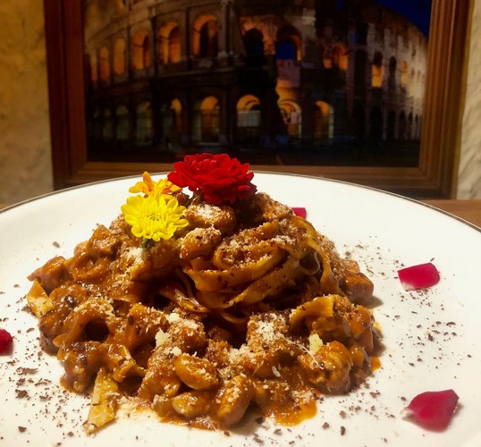 Fettuccine com ragú de filé suino, chocolate amargo e parmesão