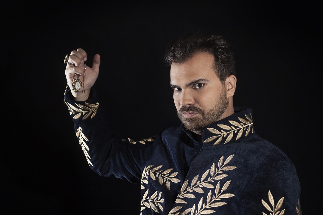 Cantor de rock Leon Von, filho de Ronnie Von, lança novo single