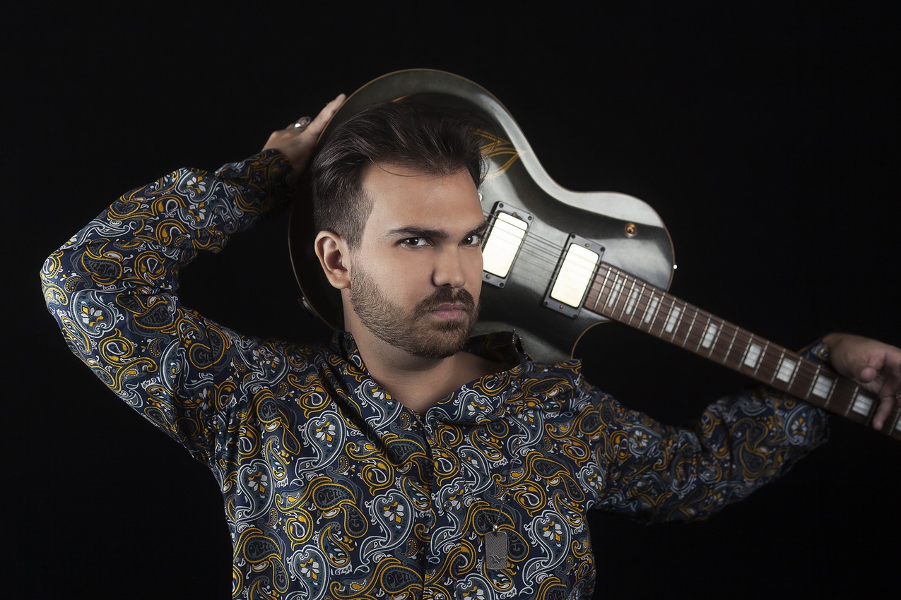 Cantor de rock Leon Von, filho de Ronnie Von, lança novo single