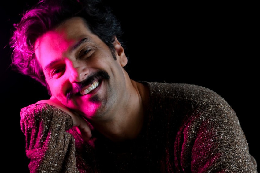 Em 20 anos de carreira, Gil Hernandez traz em sua bagagem trabalhos na TV, no teatro, no cinema e na publicidade