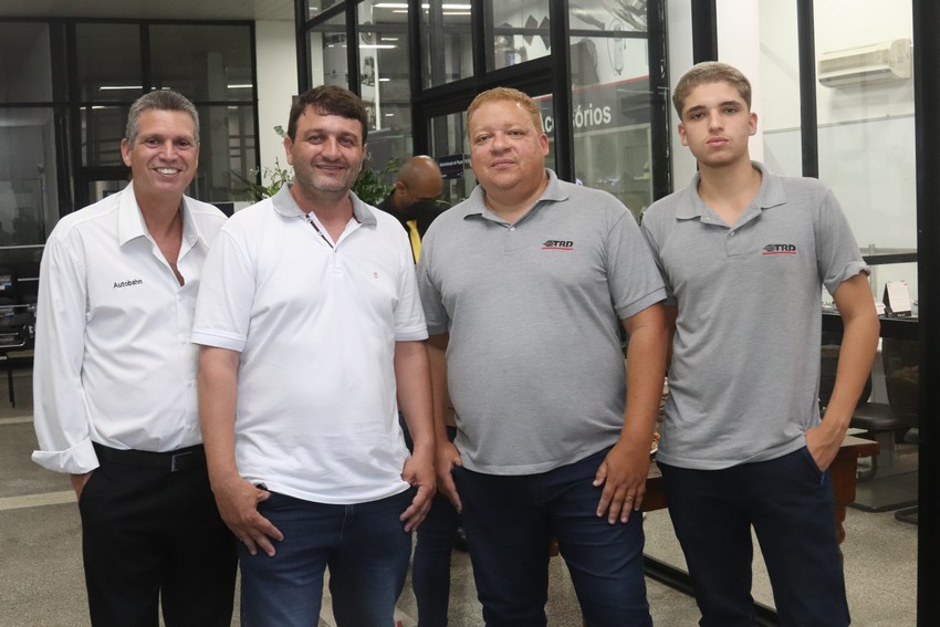 Autobahn Caminhões e Ônibus recebe clientes para happy hour