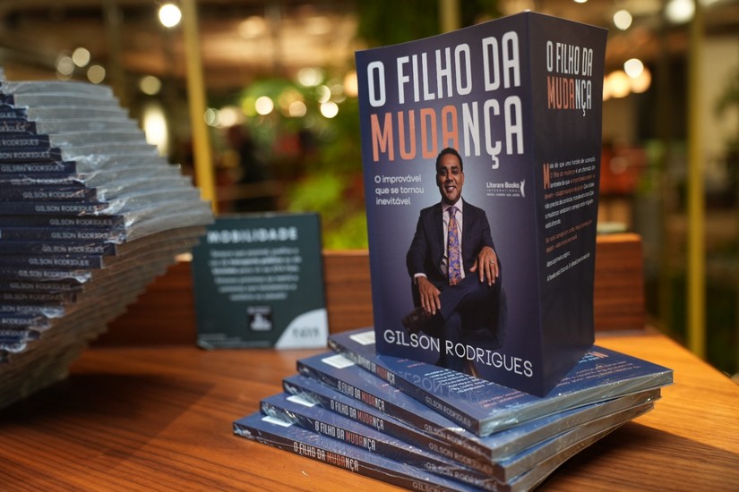 Fundador do G10 Favelas e da Academia da Prosperidade e da Vida, Gilson Rodrigues, faz sessão de autógrafos na Bienal Internacional do Livro