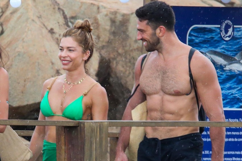 Grazi Massafera e Alvise Rigo fazem passeio de lancha com amigos em Noronha