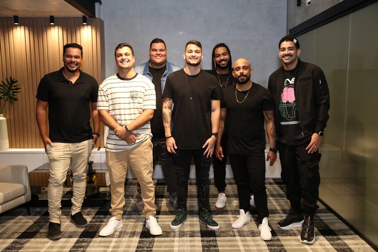 Menos é Mais assina contrato com escritório que empresaria Dilsinho e Mumuzinho