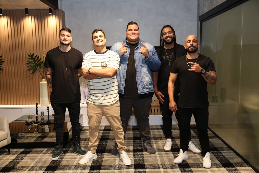 Menos é Mais assina contrato com escritório que empresaria Dilsinho e Mumuzinho