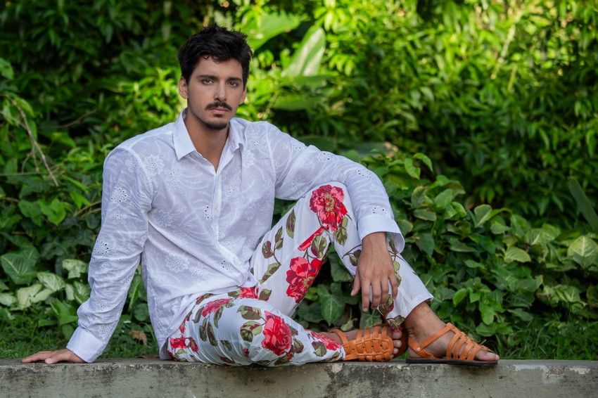 Estilista Hermes Inocencio reverencia Frida Kahlo no Verão 2025