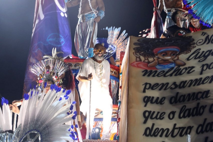Estilista Hermes Inocencio teve uma passagem deslumbrante como destaque no desfile da União da Ilha
