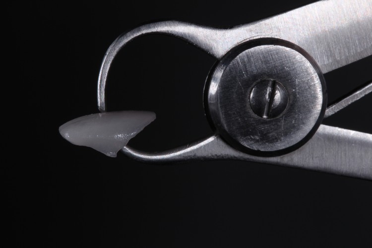 Para medir  a espessura da peça usa-se um instrumental chamado espessímetro