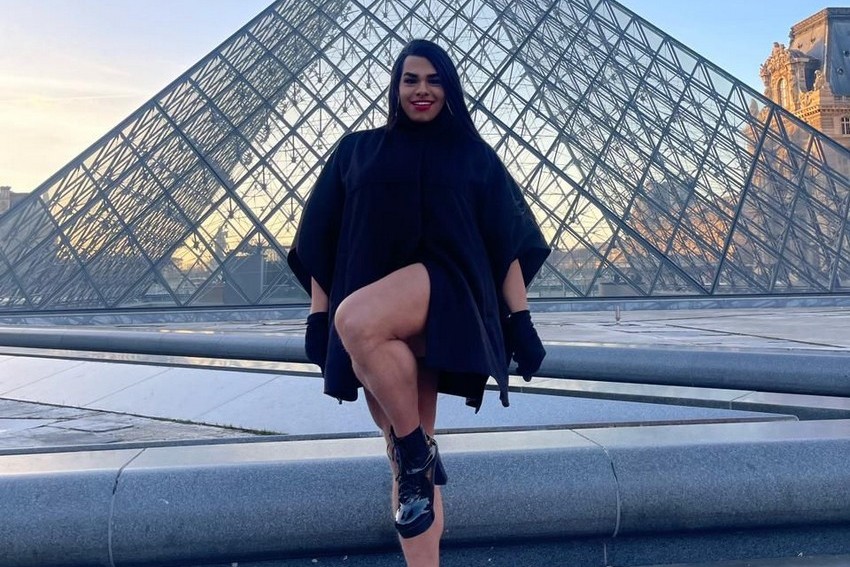 Influencer trans Lady Chokey posa em Paris e anuncia temporada na Europa