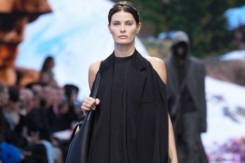 Isabeli Fontana desfila para Balenciaga sob olhares de Kim Kardashian e Serena Williams