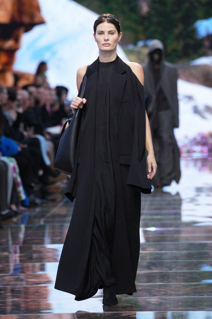 Isabeli Fontana desfila para Balenciaga sob olhares de Kim Kardashian e Serena Williams