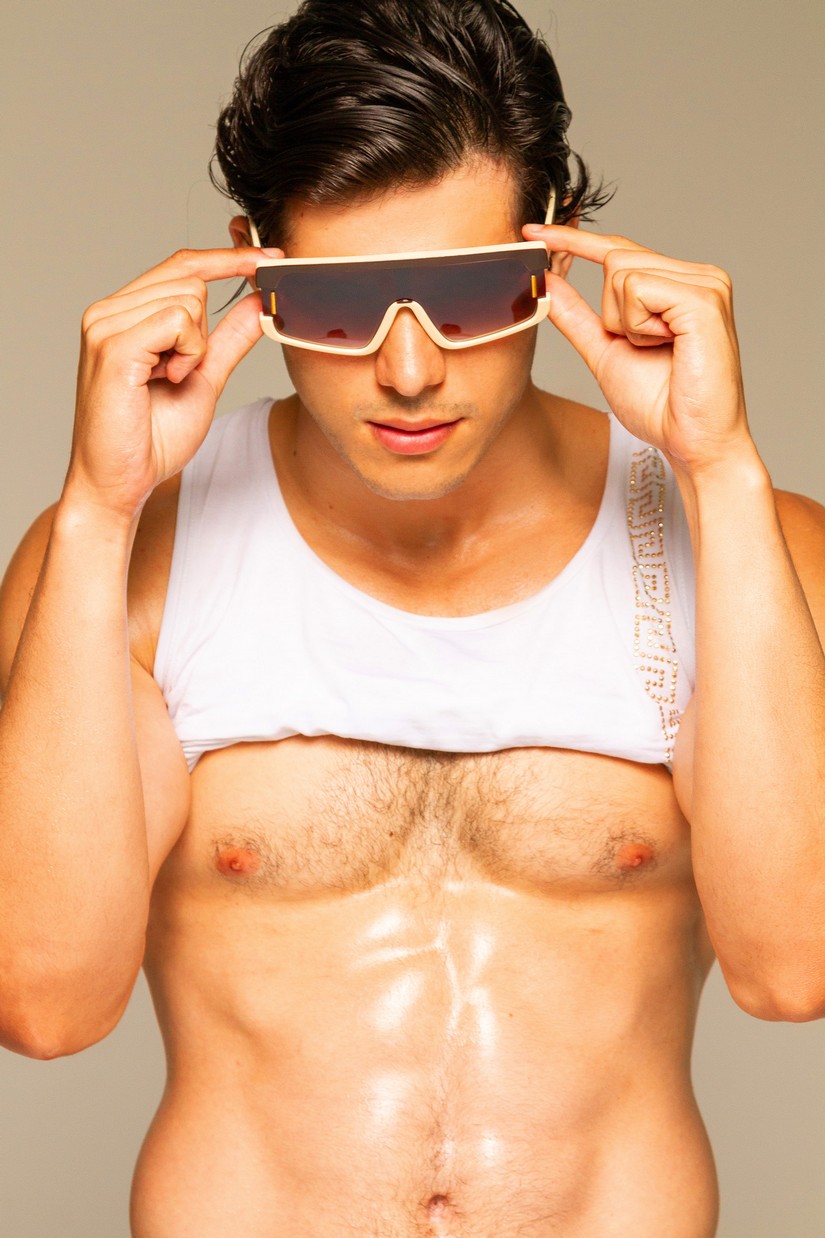 Israel Eyer look Versace