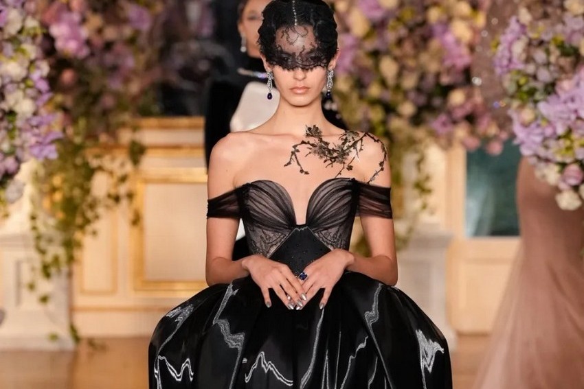 Iviny Ávila estreia na Alta-Costura e desfila para Miss Sohee na Paris Fashion Week