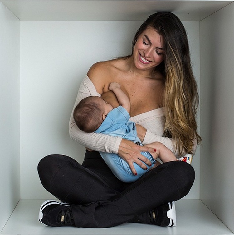 Atriz Jaqueline Fernandez posou amamentando o filho Lucas