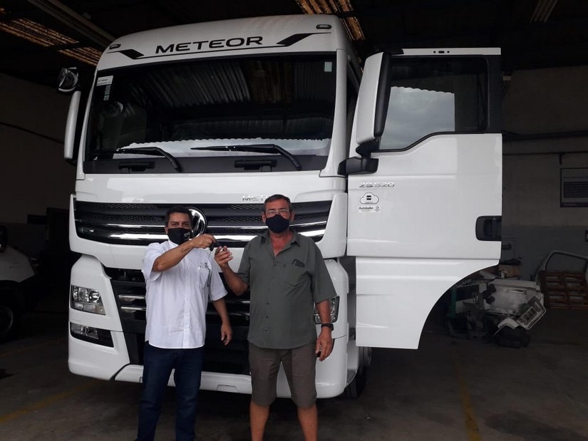 Jatobá Madeiras recebendo as chaves do Meteor 29.520 6x4 das mãos do consultor de vendas Alexandro Maia