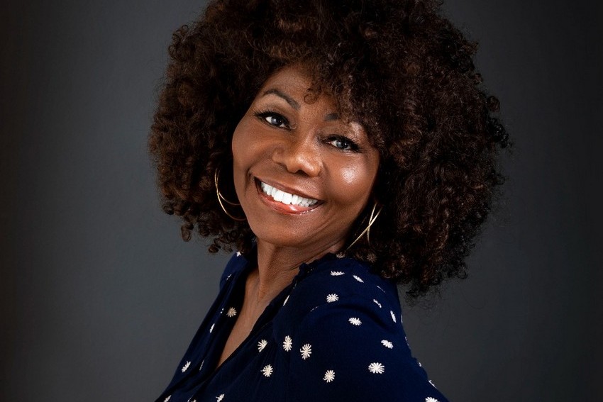 Jhusara canta a nata da Música popular brasileira em show que celebra carreira solo