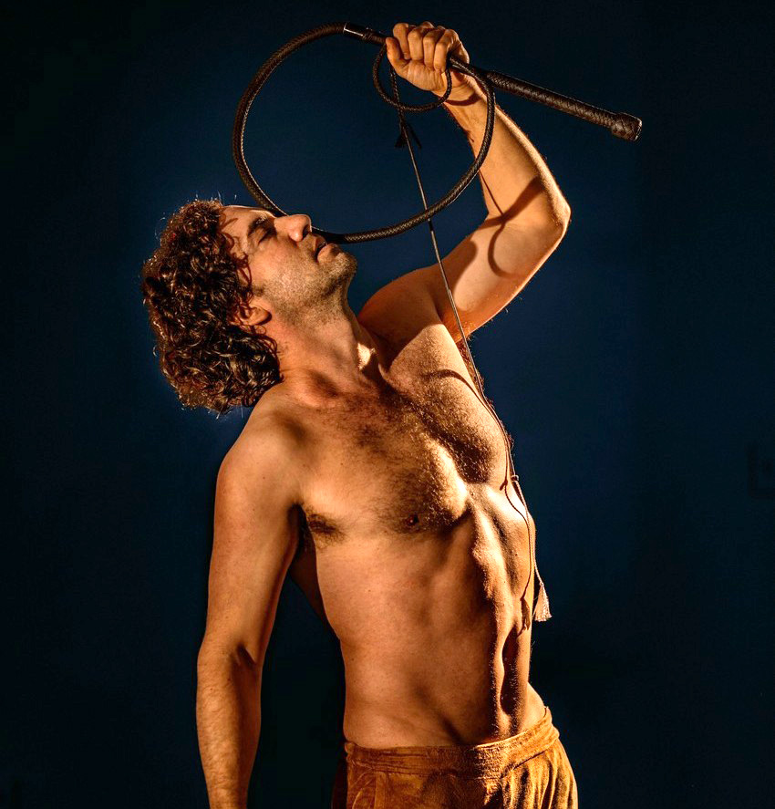 João Paulo Lorenzon de malas prontas para o Festival de Avignon, na França