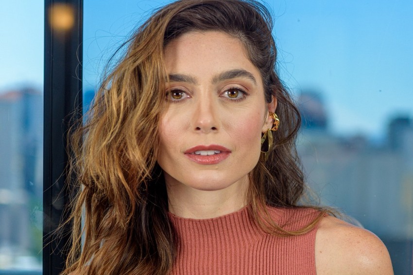 Juliana Schalch comemora estreia da série Vicky e a Musa