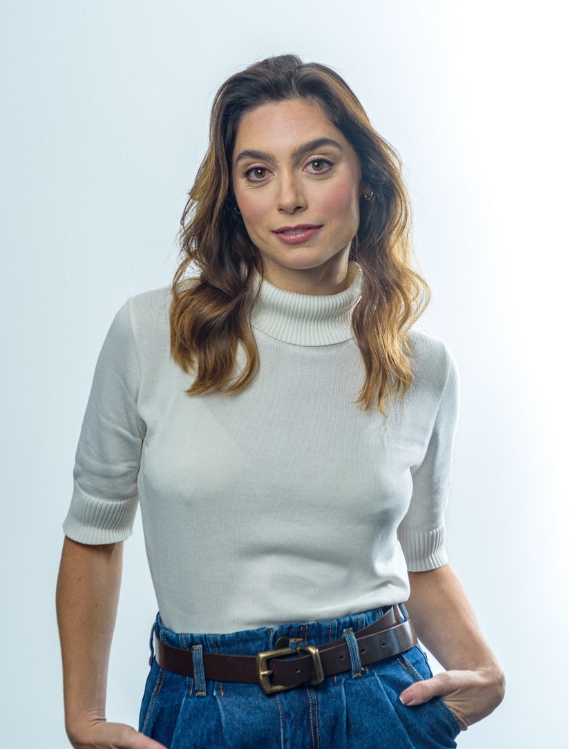 Juliana Schalch comemora estreia da série Vicky e a Musa