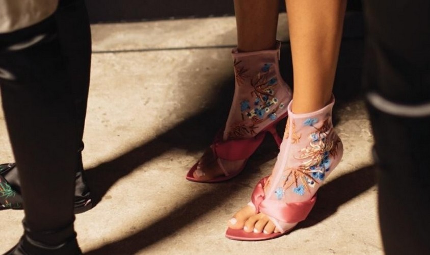 Gucci, Versace e outras marcas de luxo estão brincando com calçados e acessórios na temporada