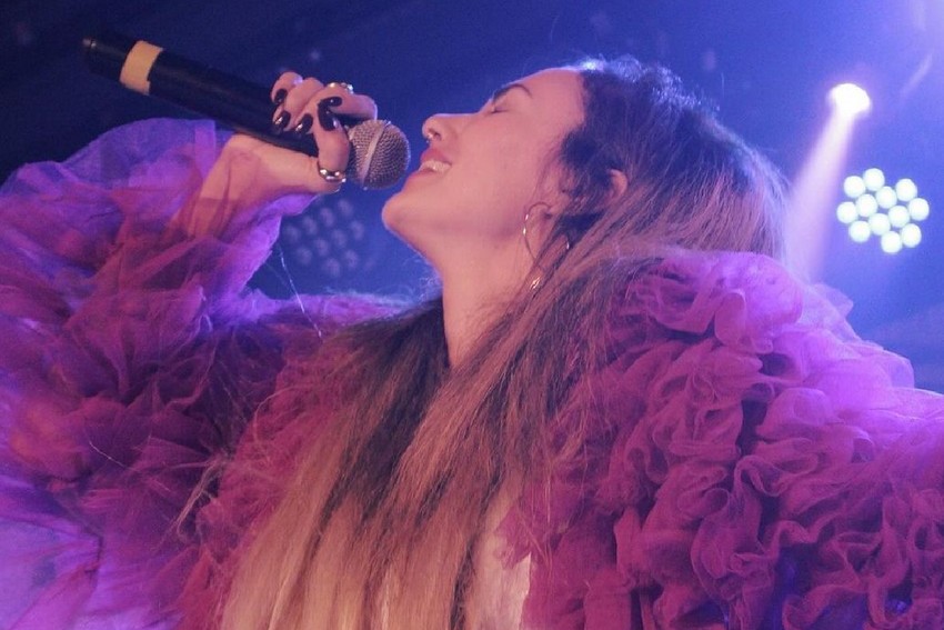 Kia Sajo celebra o amor em novo single Mel e Jasmim