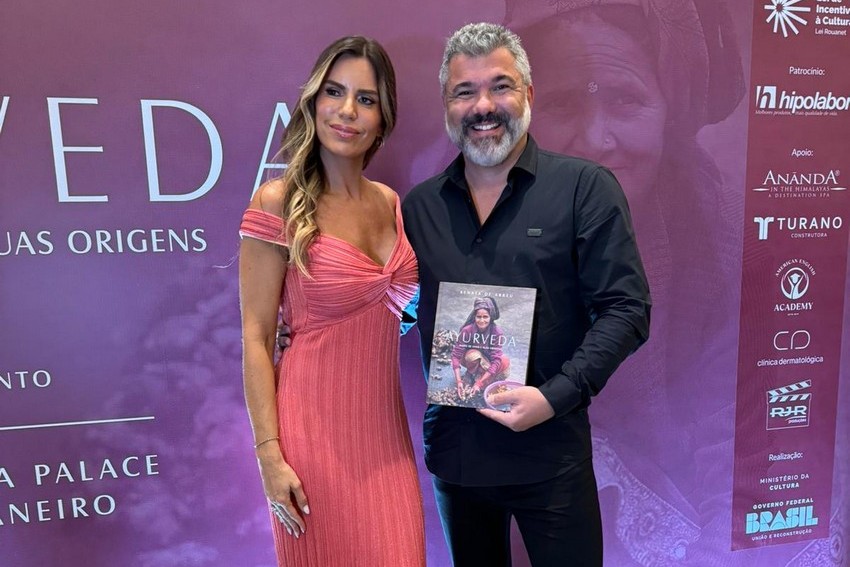 Leo Reis, CEO da American English Academy, prestigia Renata de Abreu no lançamento do livro Ayurveda