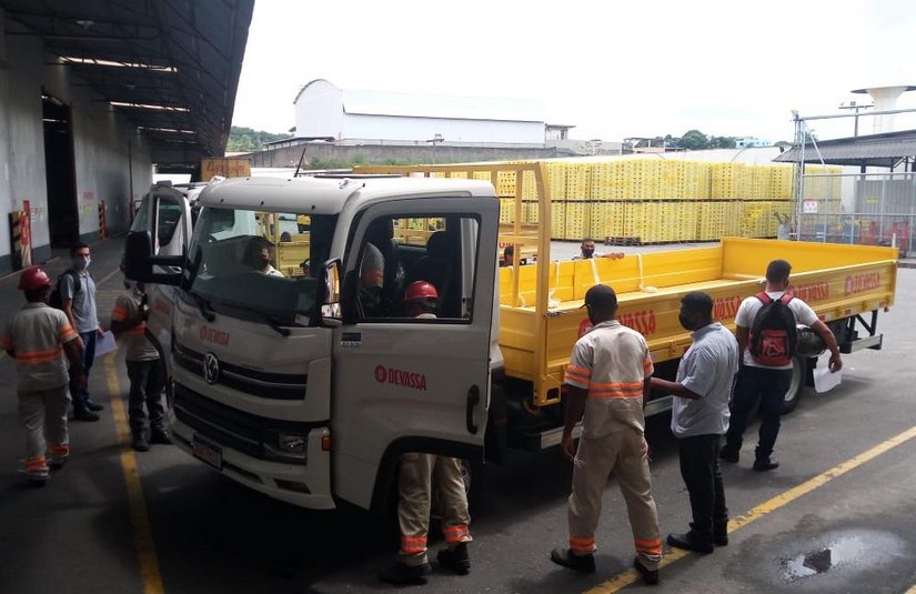 Lippaus Distribuidora de Bebidas recebendo cinco novos VW 13.180