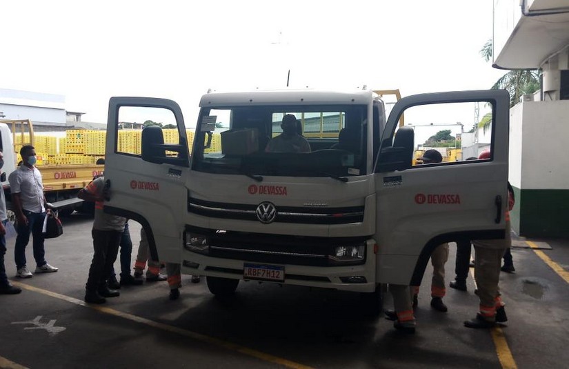 Lippaus Distribuidora de Bebidas recebendo cinco novos VW 13.180