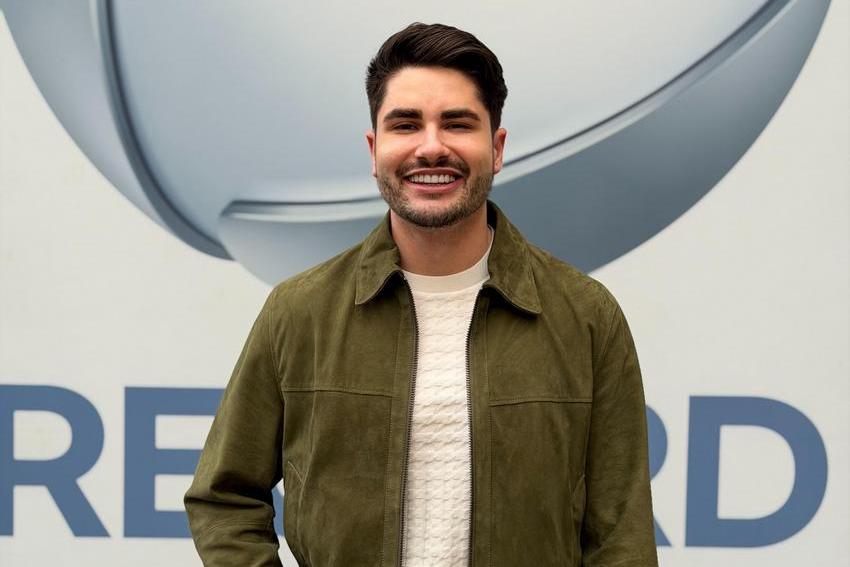 Lucas Souza celebra sucesso na Record Entretenimento
