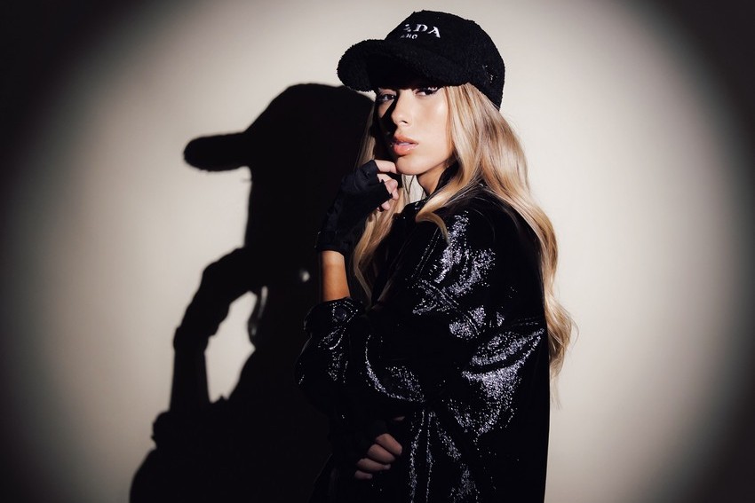 Maellen lança primeiro álbum da carreira, intitulado Meu Estilo É Livre, com single-chefe em parceria com PK