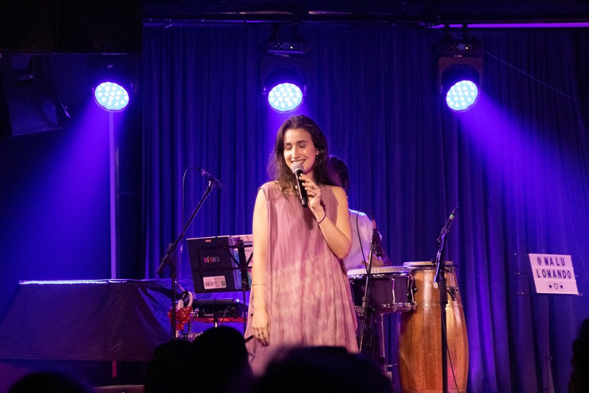 Malú Lomando presta homenagem a Maria Bethânia em show com ingressos esgotados no Blue Note, em São Paulo