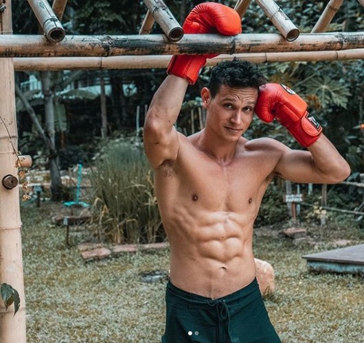 Ator Maverick Kang Jr. se especializou como dublê de ação e acrobata