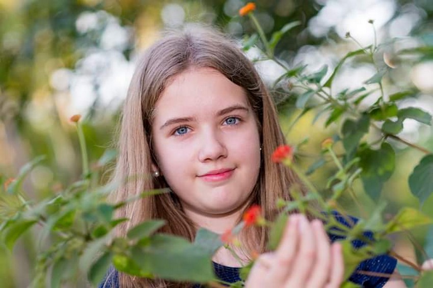 Melissa Mellvee, de 13 anos, é destaque nos jornais gaúchos com o lançamento de seu primeiro livro