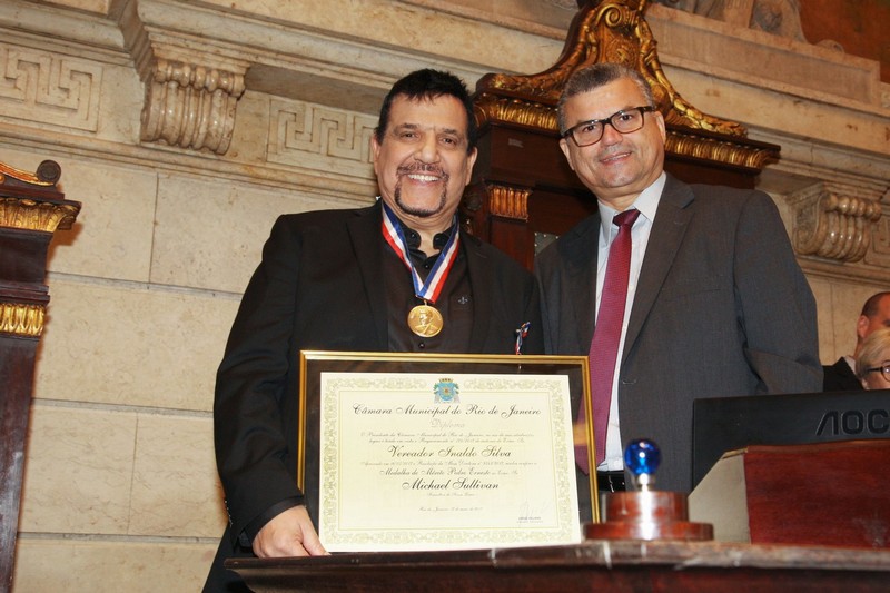 Michael Sullivan, o midas da MPB, recebe Comenda Pedro Ernesto