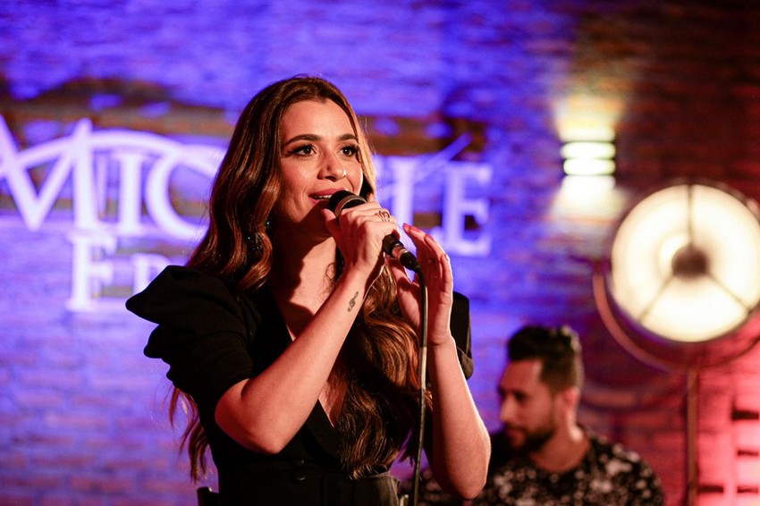 Sertaneja Michele Freire comanda show beneficente em Castelo