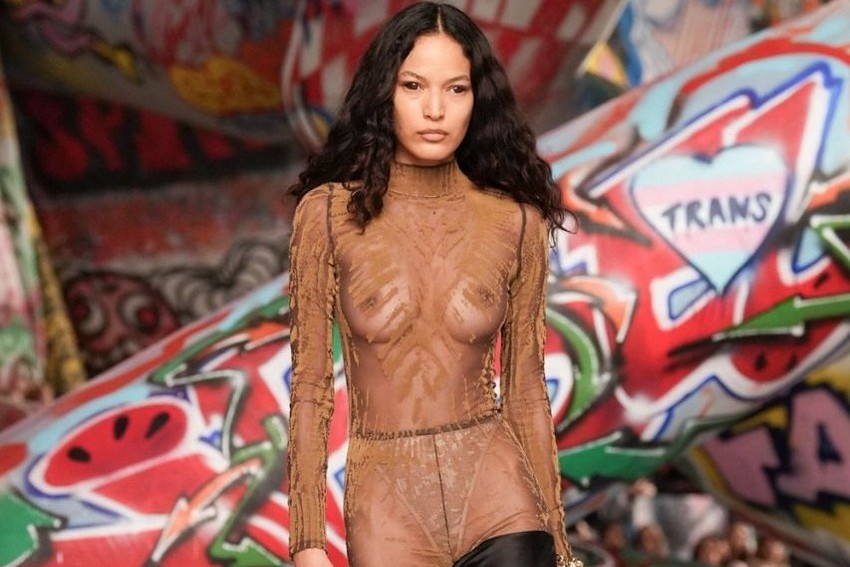 Modelo brasileira Luana Guimarães desfila para Diesel na Milan Fashion Week 2025