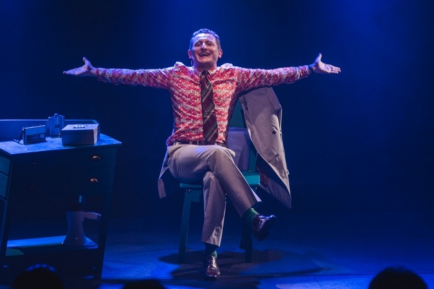 Monólogo sobre Harvey Milk, idealizado e interpretado por Ed Moraes, chega ao Rio nesta sexta, dia 8, no Teatro Café Pequeno