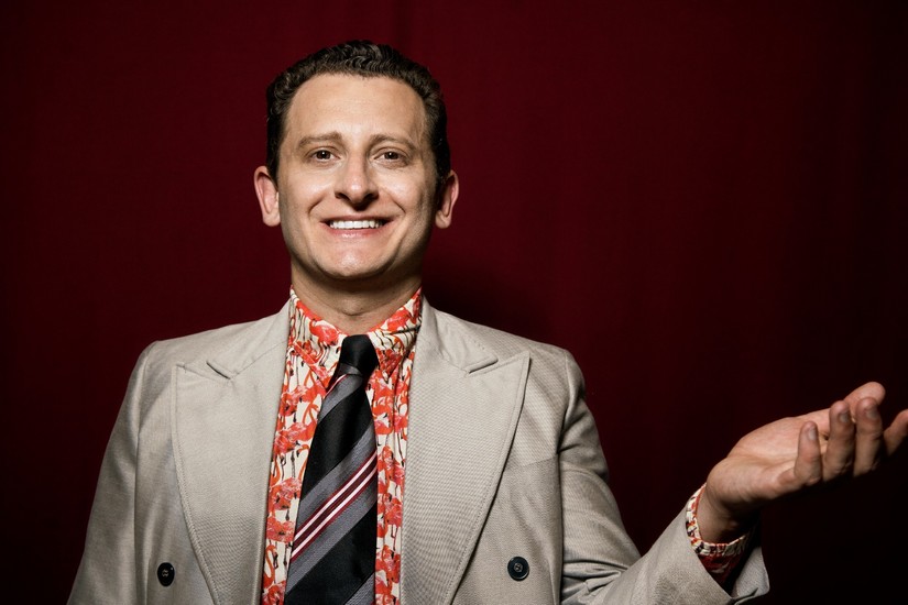 Monólogo sobre Harvey Milk, idealizado e interpretado por Ed Moraes, chega ao Rio nesta sexta, dia 8, no Teatro Café Pequeno