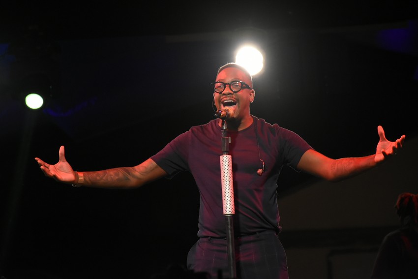 Mumuzinho se emociona em apresentação no Recife