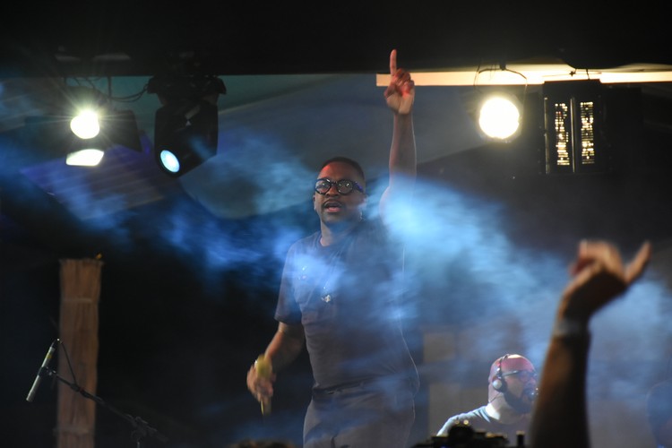 Mumuzinho se emociona em apresentação no Recife