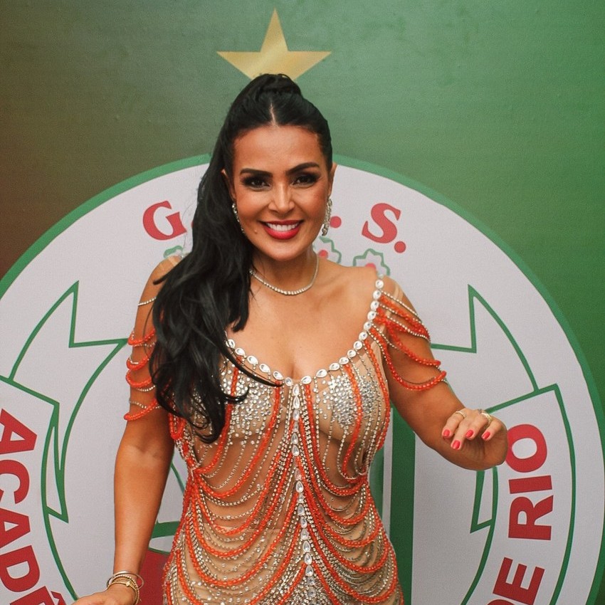 Musa da Grande Rio, Gardênia Cavalcanti mostra força e samba no pé  em ensaio na quadra