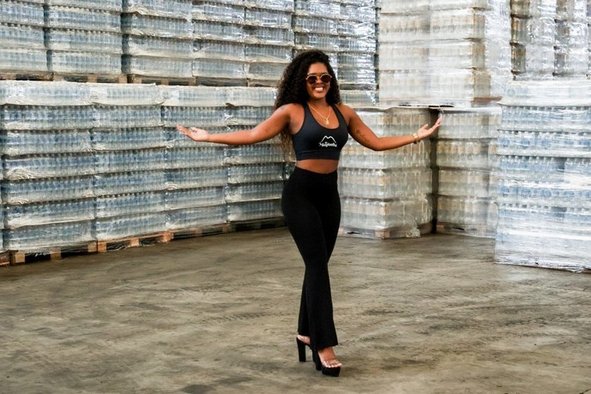 Mikimbeth, noiva de Xande de Pilares, fará campanha publicitária da Água da Montanha