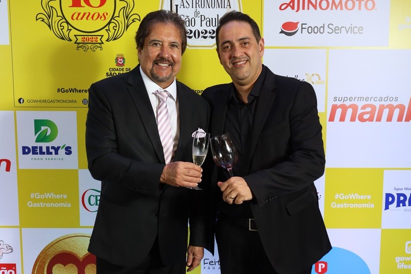 Carlos amaral brindando com Norberto Busto, publisher da Go Where