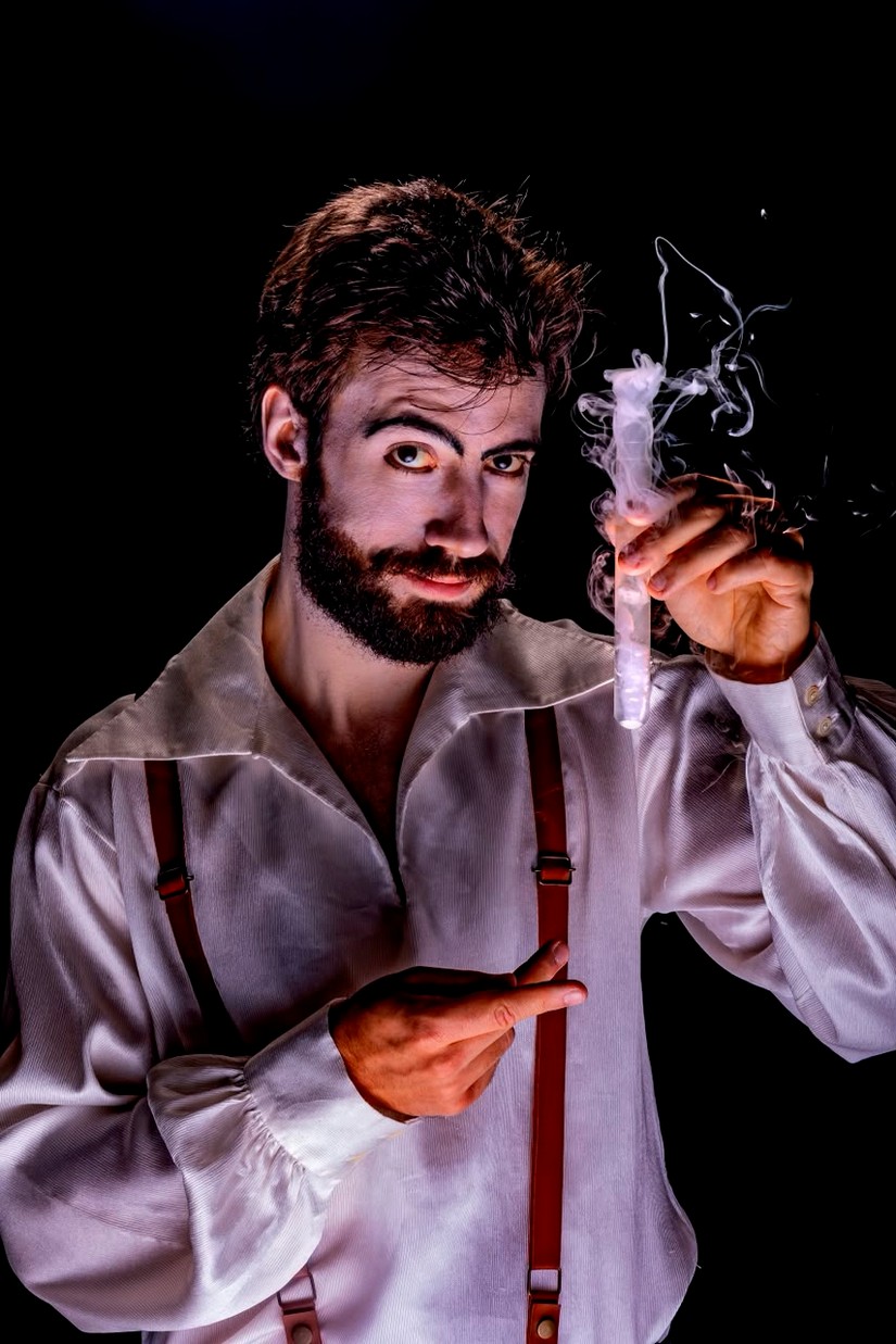 ‘O Alienista - Um Solo Musicado’ chega ao RJ em curta temporada com releitura inédita do clássico de Machado de Assis